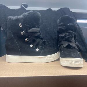 Steve Madden Shoes Super cute and warm, seem like a size 8 or 8 1/2